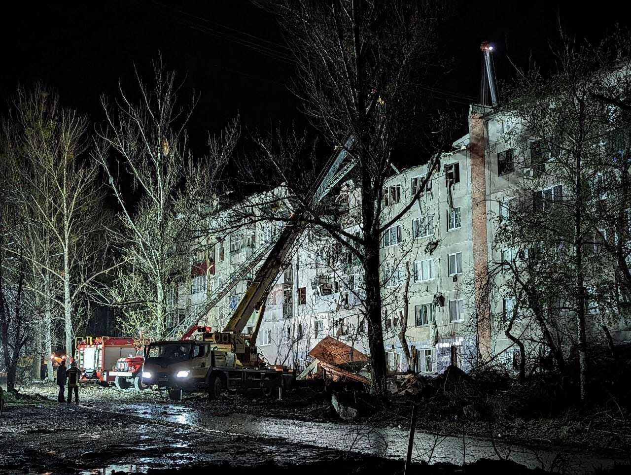 Число погибших от удара РФ по Славянску возросло до 11, 23 человека ранены. Фото и видео