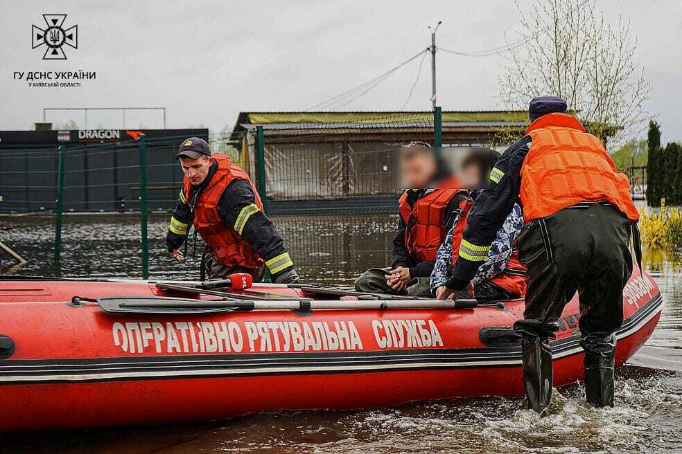 Большая вода в Украине: несколько областей пострадали от сильного наводнения. Фото