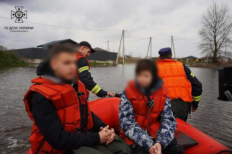 Большая вода в Украине: несколько областей пострадали от сильного наводнения. Фото