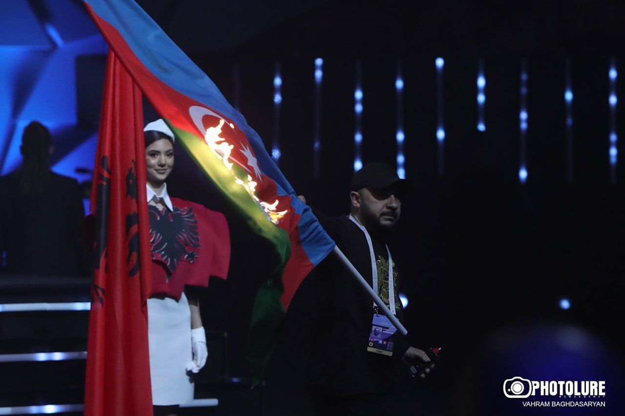 В Армении на открытии чемпионата Европы подожгли флаг Азербайджана. Видео