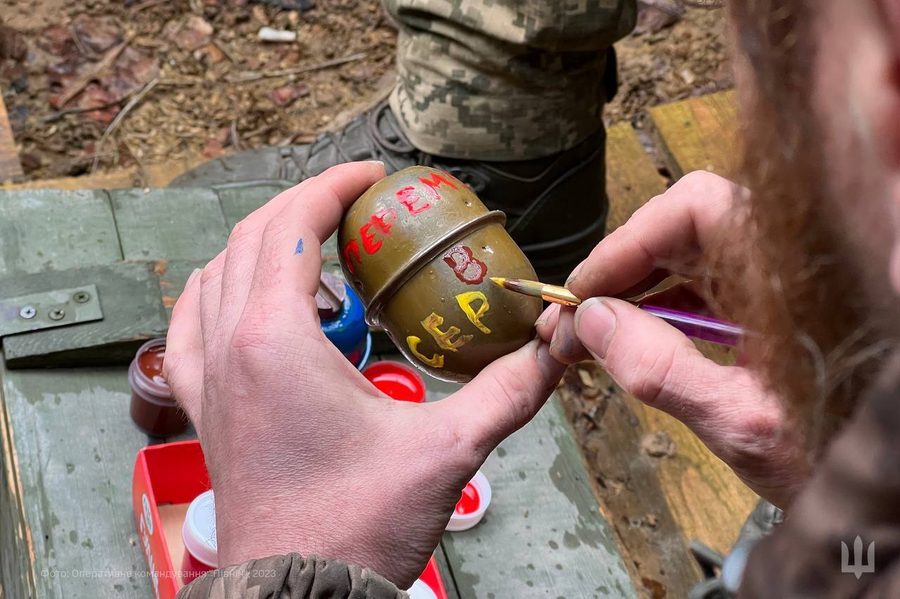 Воины ВСУ расписали в виде пасхальных писанок ручные гранаты