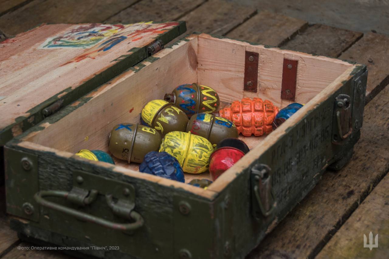 Воины ВСУ расписали в виде пасхальных писанок ручные гранаты