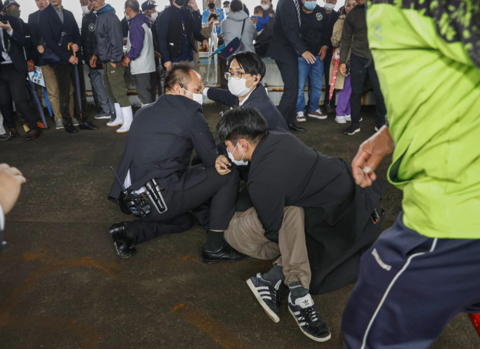 У прем'єра Японії кинули вибухівку під час виступу: його евакуювали. Відео
