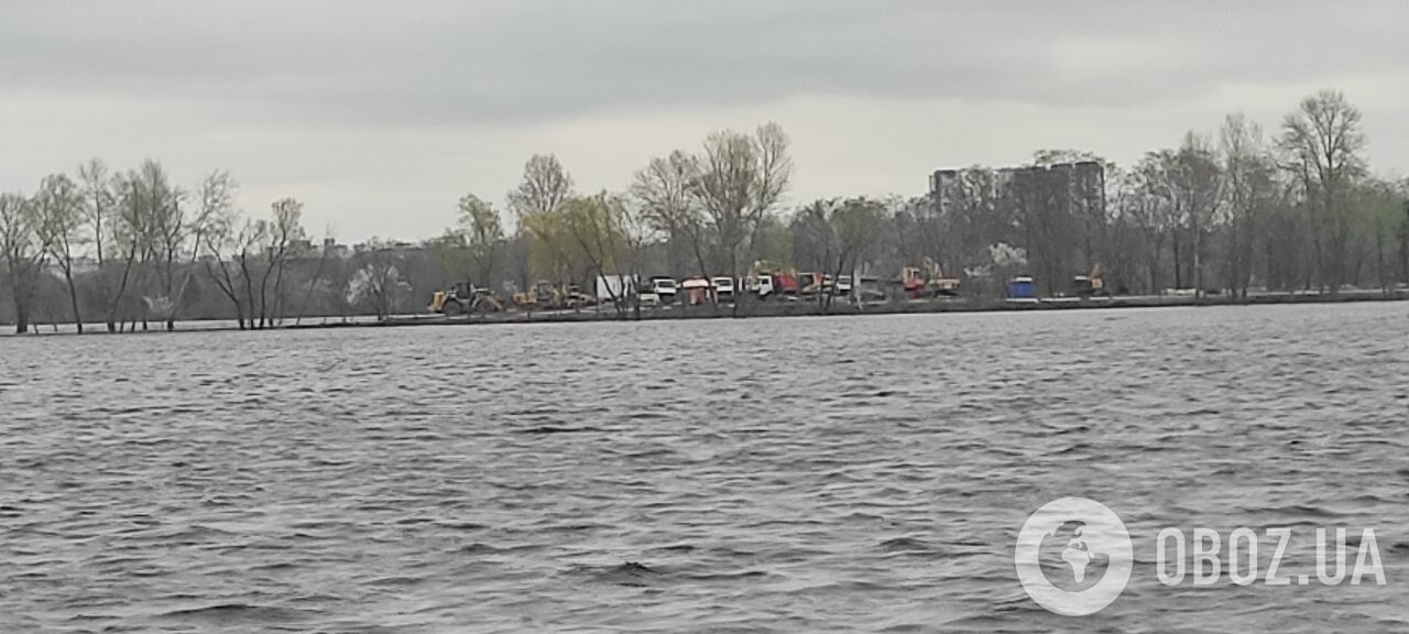 В Киеве продолжает затапливать набережную: на Оболонском острове заблокирована строительная техника. Фото и видео