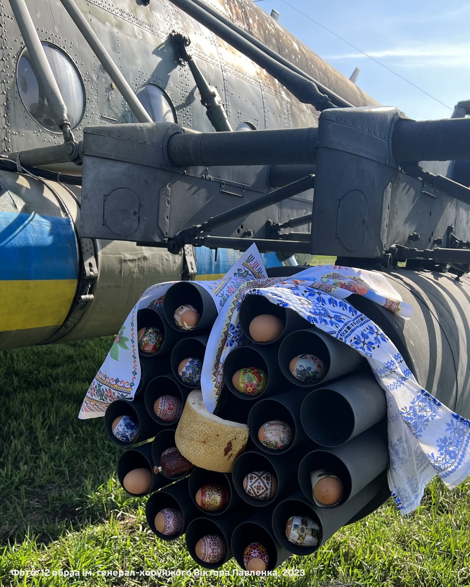 12-я бригада армейской авиации ВСУ оригинально поздравила украинцев с Пасхой. Фото