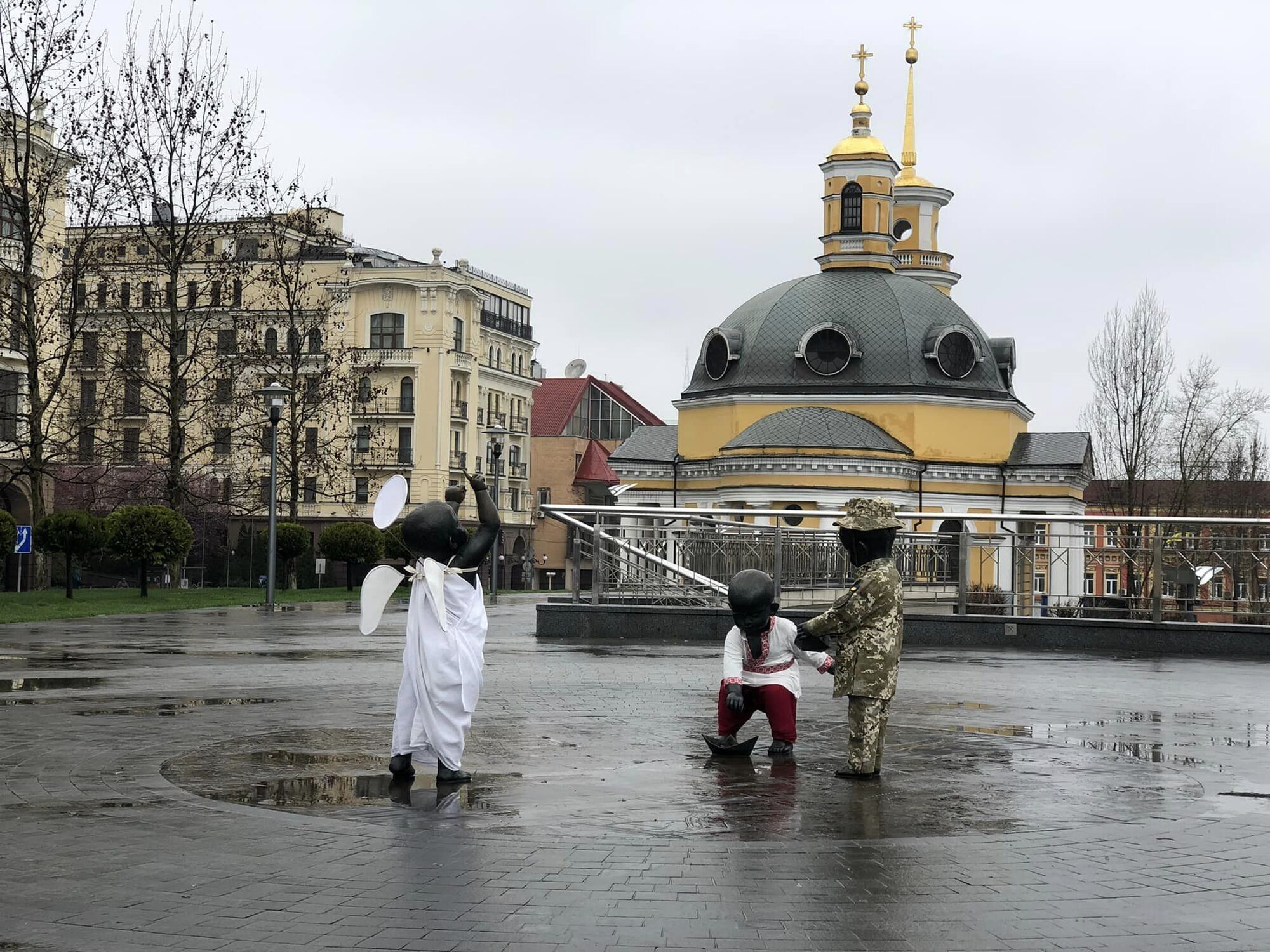 Военный, ангел и казак: скульптуры малышей-основателей Киева переодели в честь Пасхи. Фото