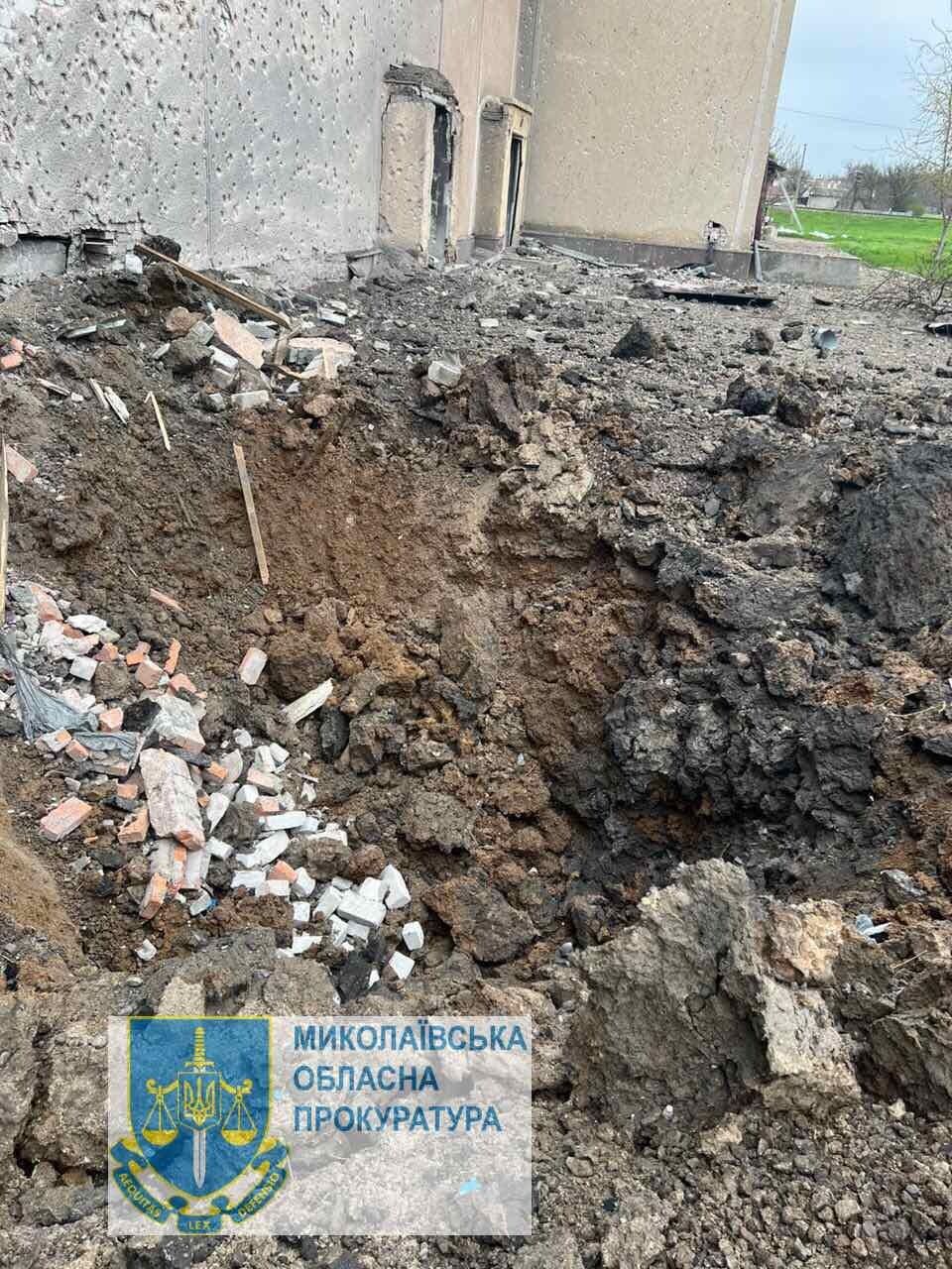 Ночью российские войска обстреляли Снигиревку в Николаевской области: погибли двое подростков. Фото и видео