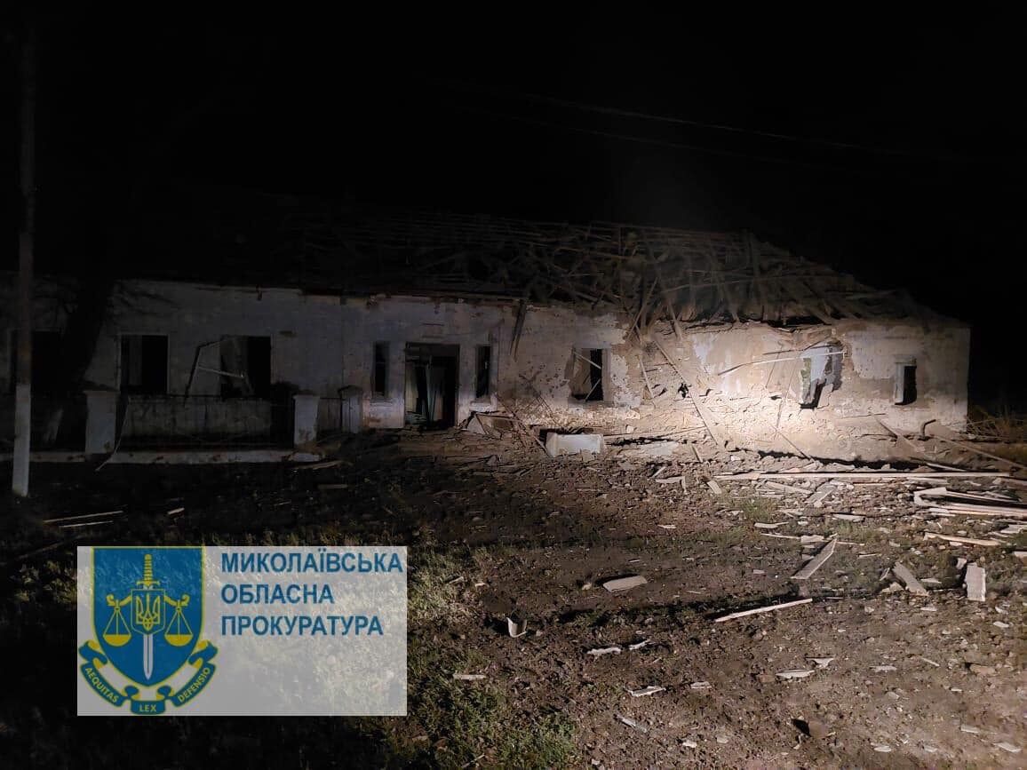 Вночі російські війська обстріляли Снігурівку на Миколаївщині: загинули двоє підлітків. Фото і відео