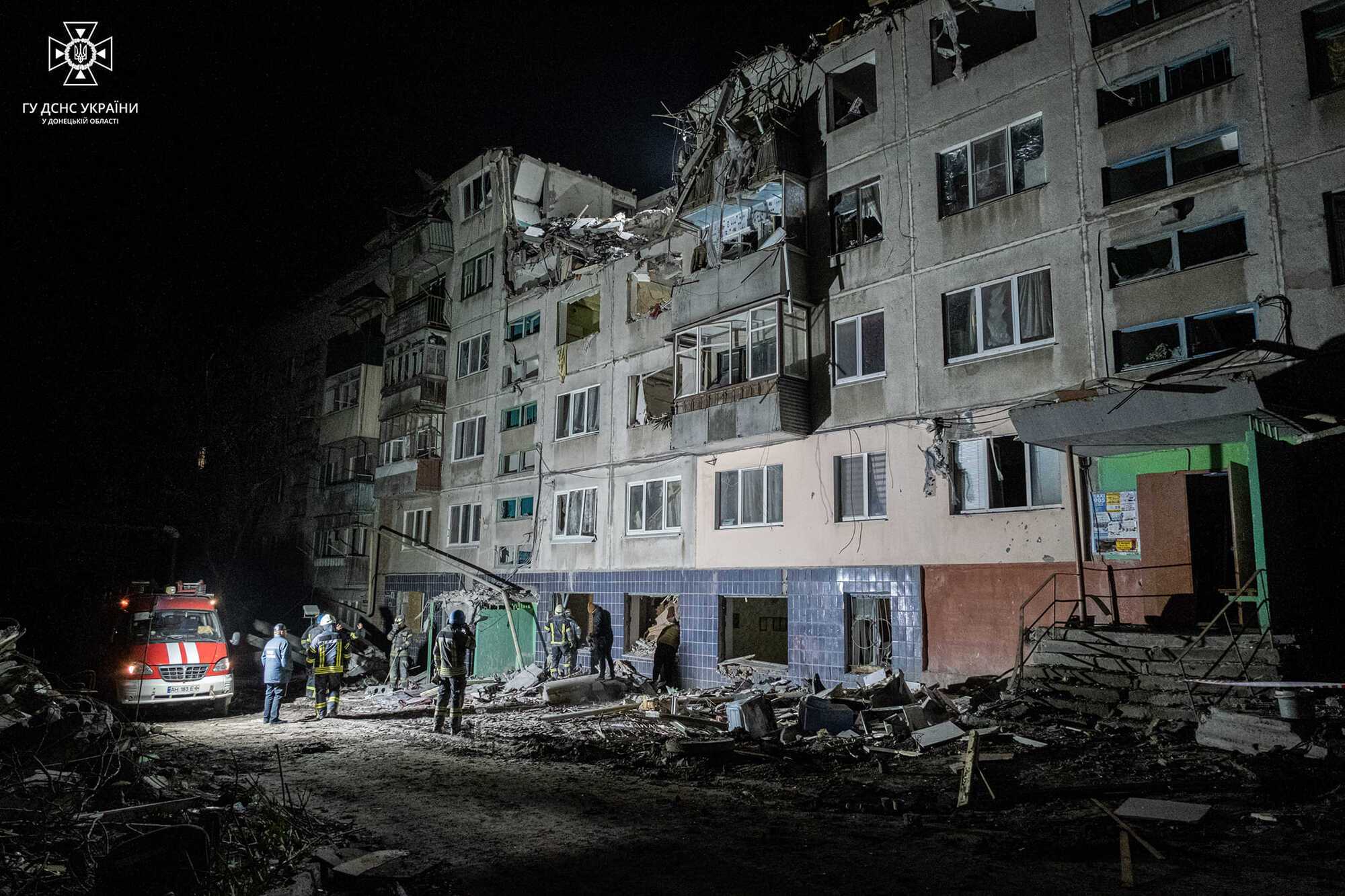 Дві людини врятовано: що відбувається на місці удару російських ракет у Слов'янську. Фото та відео