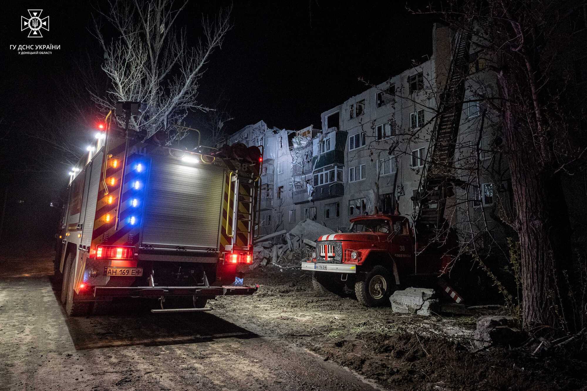 Дві людини врятовано: що відбувається на місці удару російських ракет у Слов'янську. Фото та відео