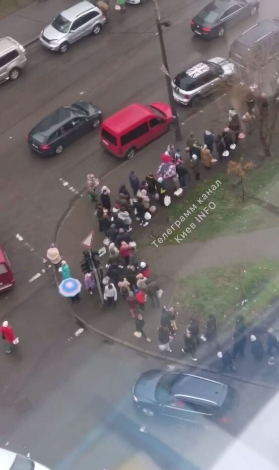 На Пасху в Киеве возле одной из церквей верующие стояли в длинной очереди, чтобы освятить праздничные корзины. Видео