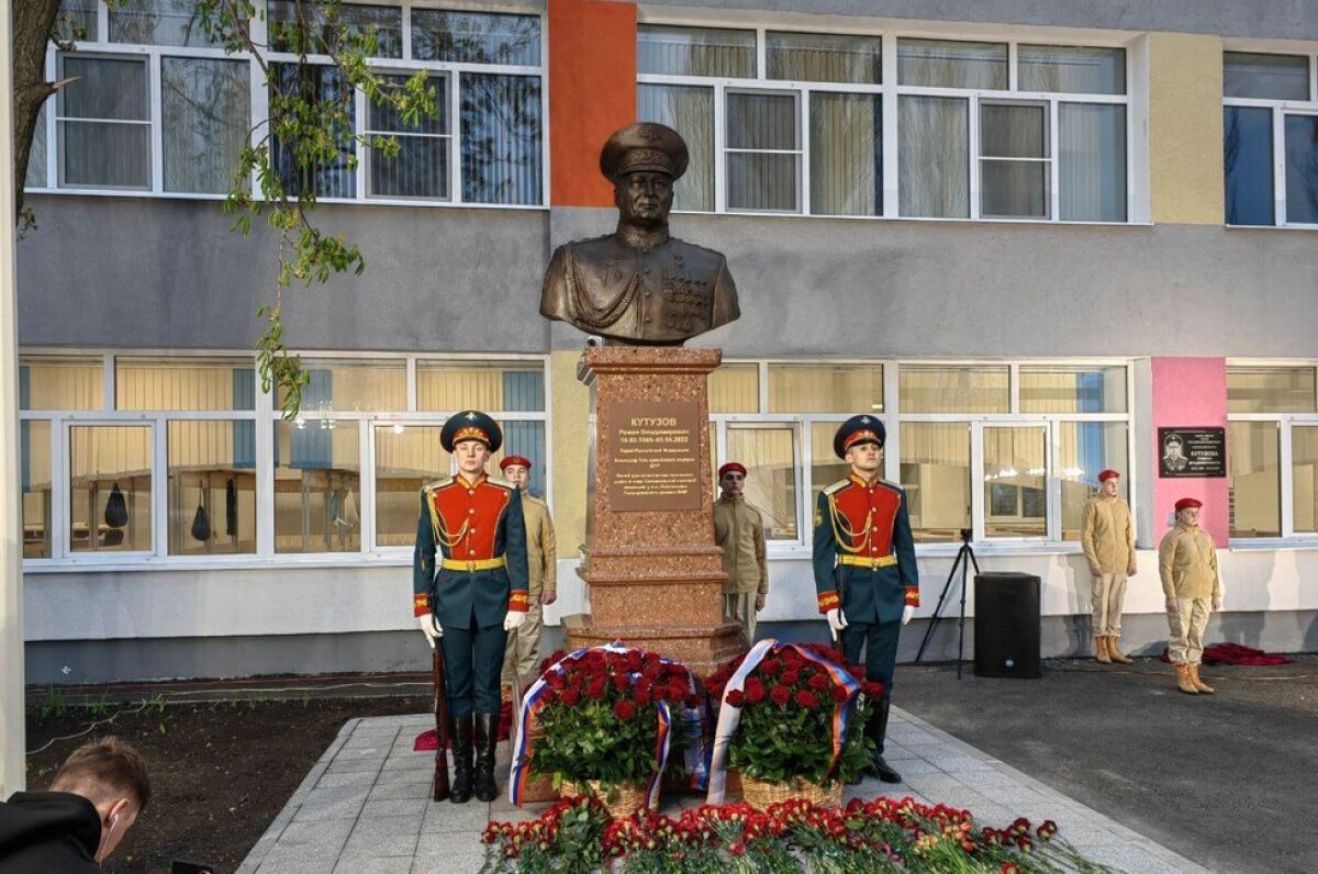 Окупанти встановили в Маріуполі памʼятник генералу, який брав участь у захопленні міста. Фото