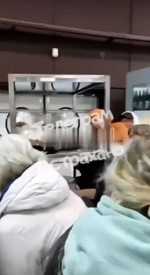 В Астрахани россияне устроили давку в очереди за пасками. Видео