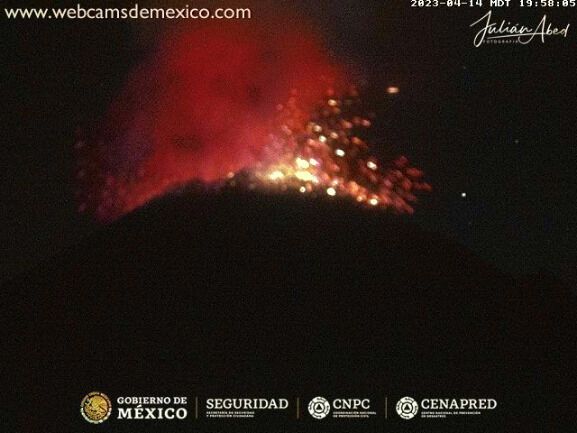 В небо поднялся огромный столб дыма: в Мексике проснулся один из самых опасных вулканов в мире. Фото и видео