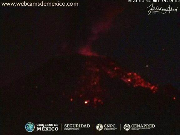 В небо піднявся величезний стовп диму:  в Мексиці прокинувся один із найнебезпечніших вулканів у світі. Фото і відео 