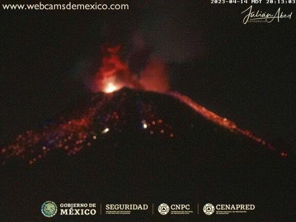 В небо поднялся огромный столб дыма: в Мексике проснулся один из самых опасных вулканов в мире. Фото и видео