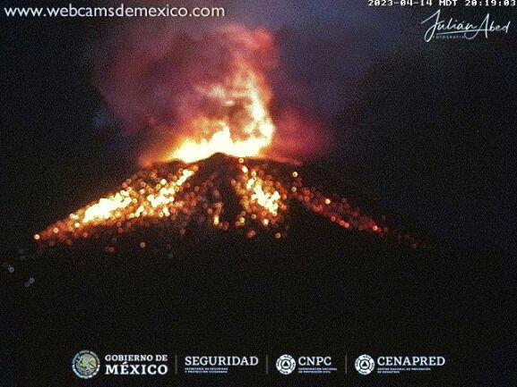 В небо піднявся величезний стовп диму:  в Мексиці прокинувся один із найнебезпечніших вулканів у світі. Фото і відео 