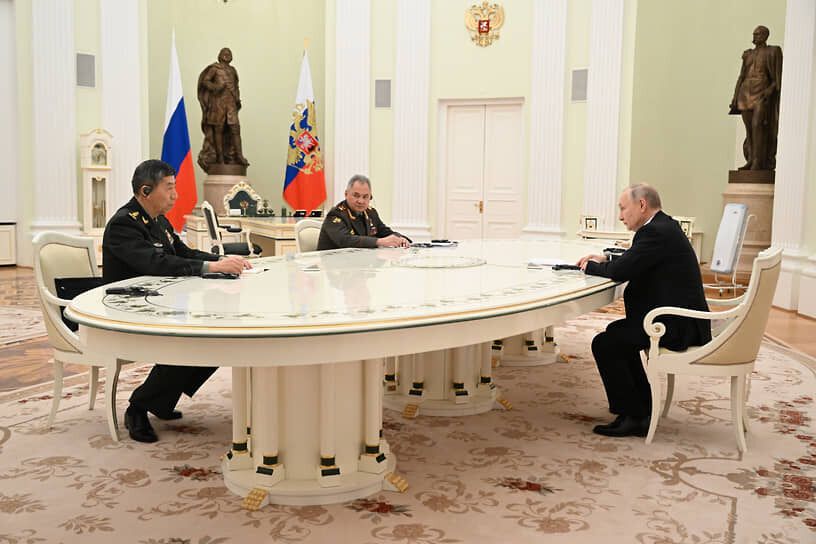 Путин провел встречу с министром обороны Китая Ли Шанфу: говорили о "сотрудничестве в интересах всего мира"