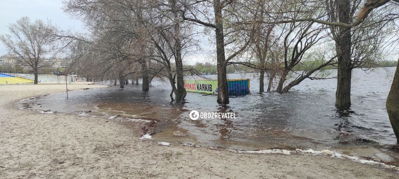 У Києві продовжує затоплювати набережну: на Оболонському острові заблоковано будівельну техніку. Фото і відео