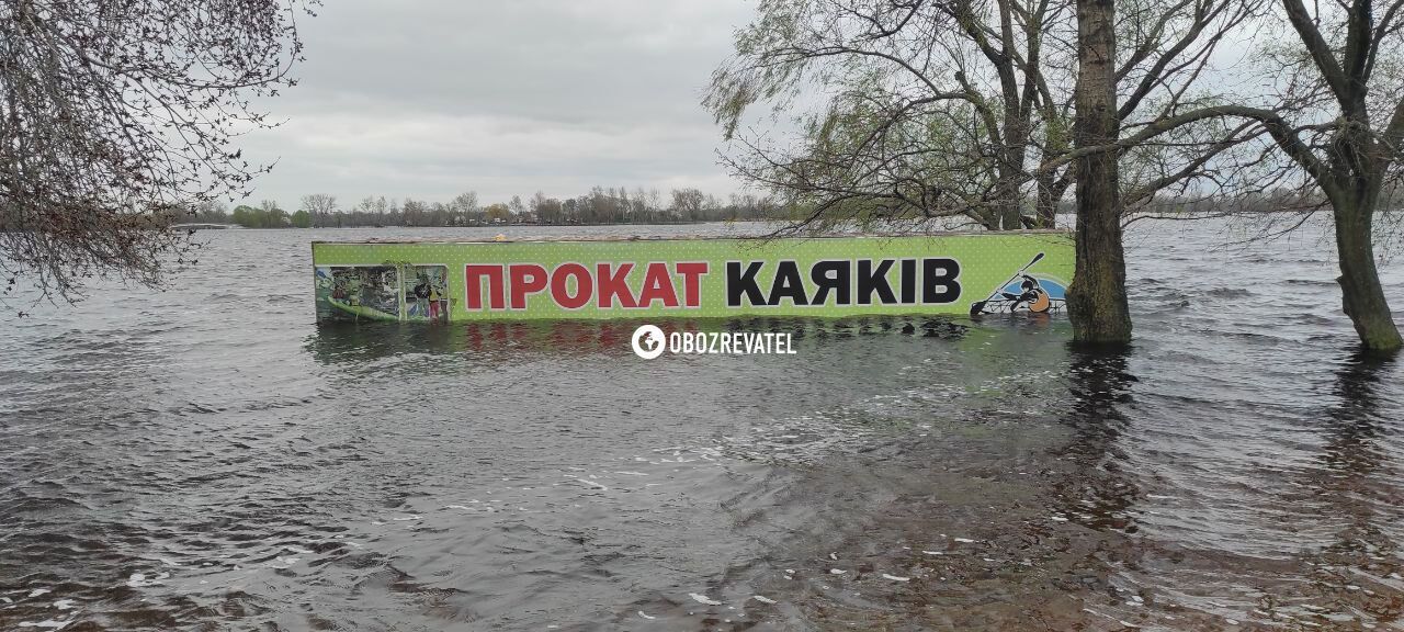 У Києві продовжує затоплювати набережну: на Оболонському острові заблоковано будівельну техніку. Фото і відео