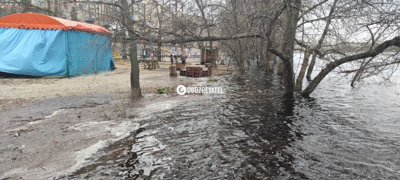 В Киеве продолжает затапливать набережную: на Оболонском острове заблокирована строительная техника. Фото и видео
