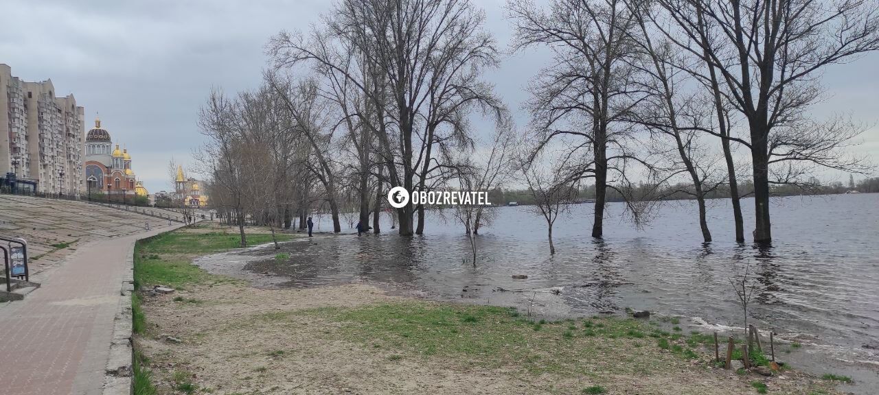 В Киеве продолжает затапливать набережную: на Оболонском острове заблокирована строительная техника. Фото и видео