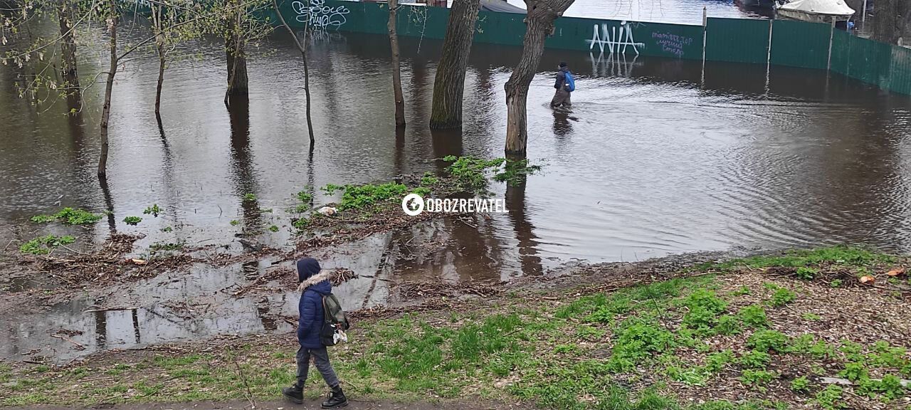 У Києві продовжує затоплювати набережну: на Оболонському острові заблоковано будівельну техніку. Фото і відео