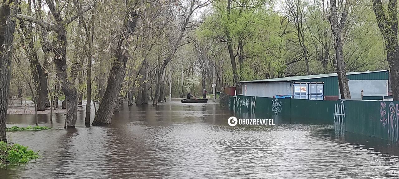 У Києві продовжує затоплювати набережну: на Оболонському острові заблоковано будівельну техніку. Фото і відео
