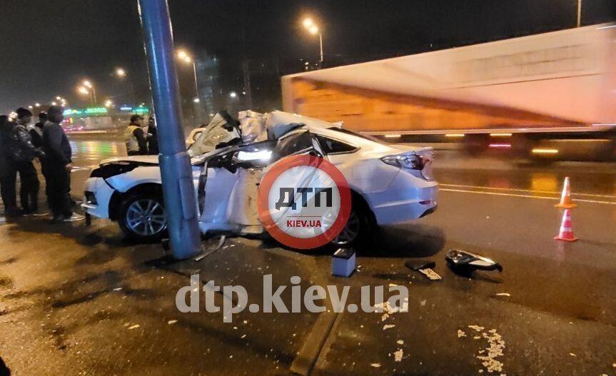 В Киеве легковушка на скорости протаранил столб: водителя из изуродованного авто доставали спасатели. Фото и видео