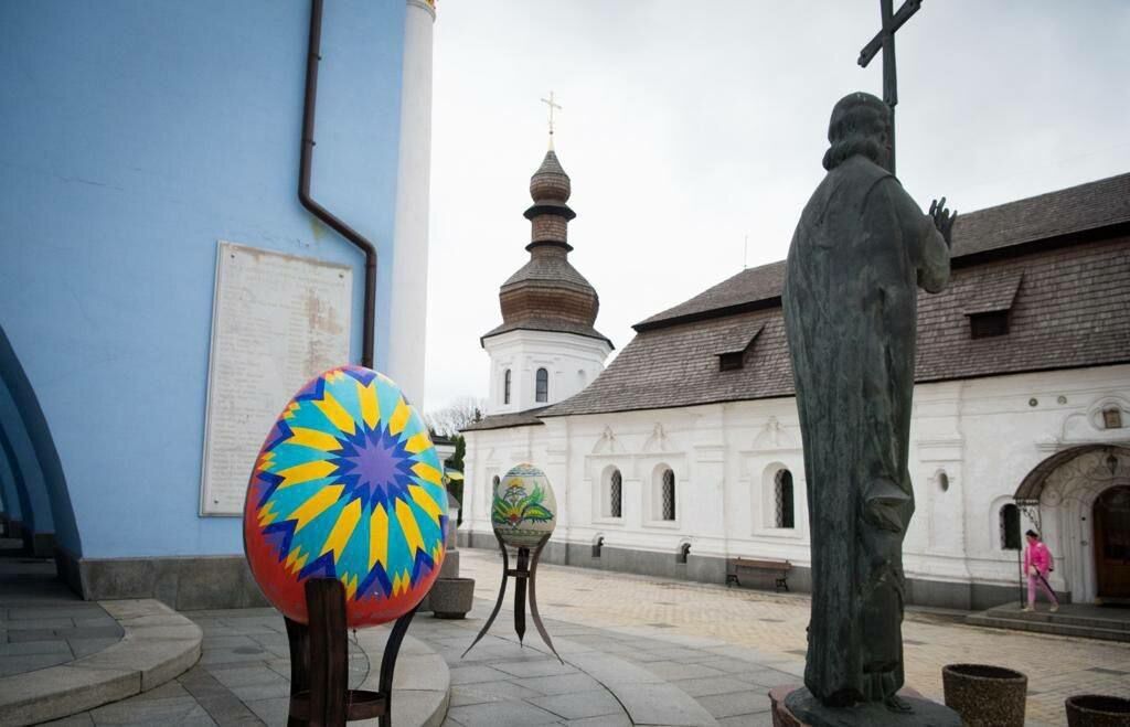 Біля Михайлівського собору в Києві можна відвідати унікальну виставку писанок. Фото