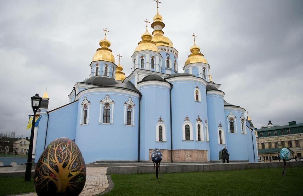 Возле Михайловского собора в Киеве можно посетить уникальную выставку писанок. Фото