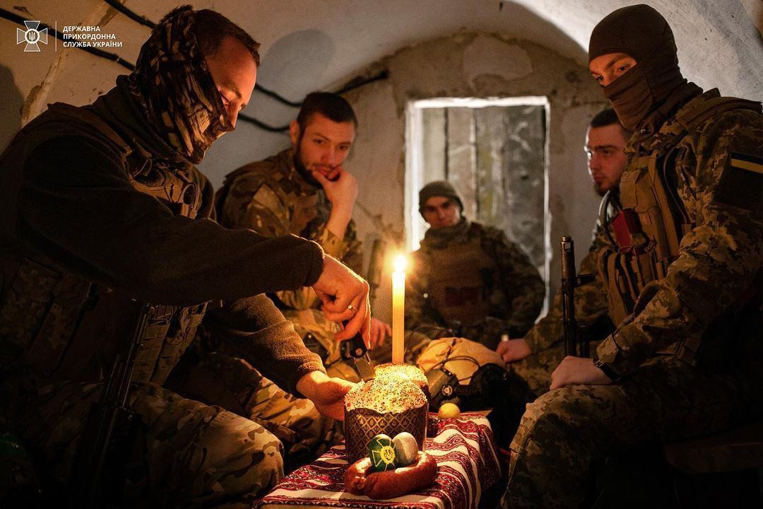 "Творимо перемогу самі": Зеленський показав, що роблять воїни ЗСУ на Великдень. Фото