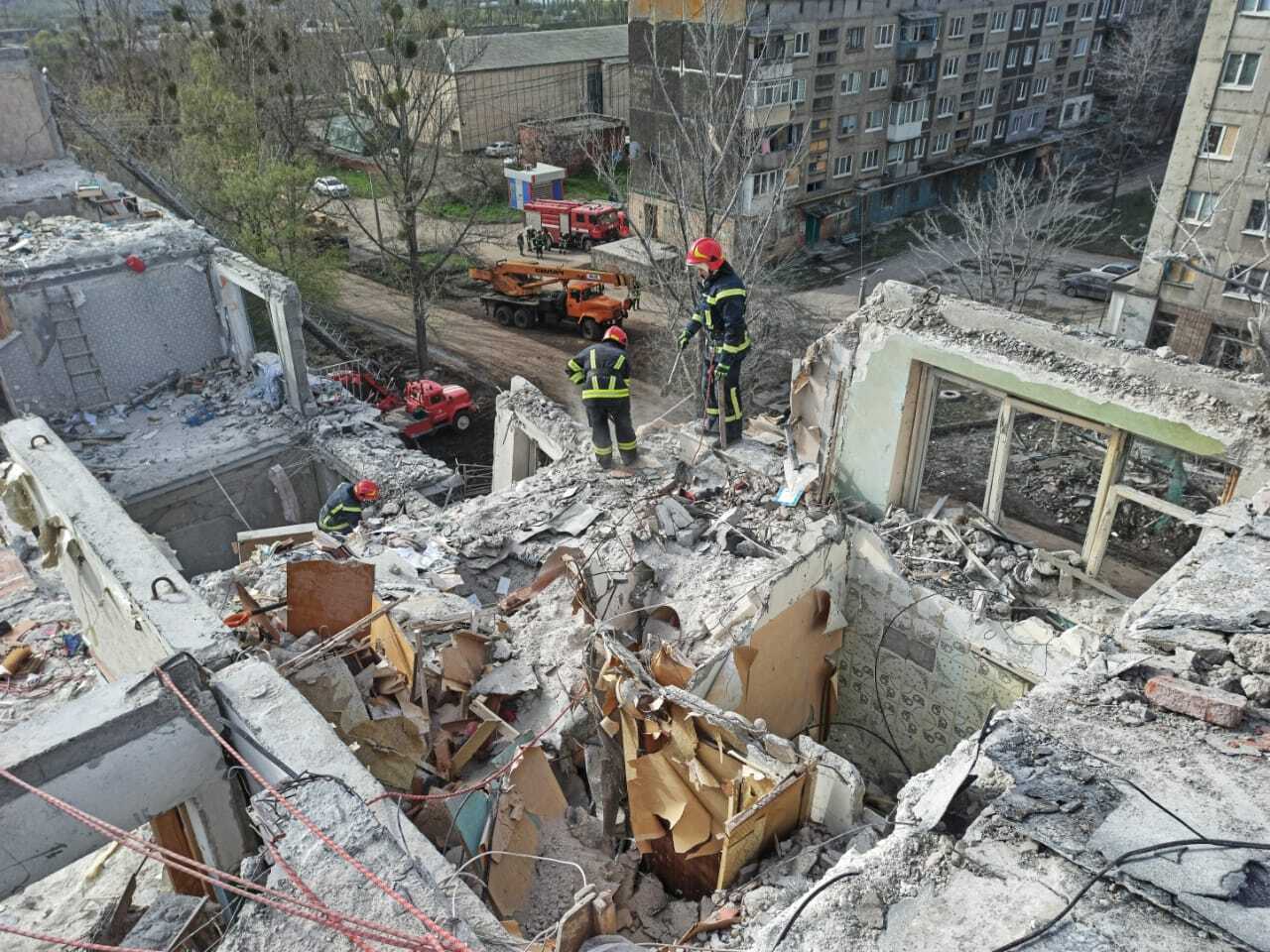 У Слов’янську завершили  рятувальні роботи на місці російського удару: 15 загиблих і 24 поранених. Фото 