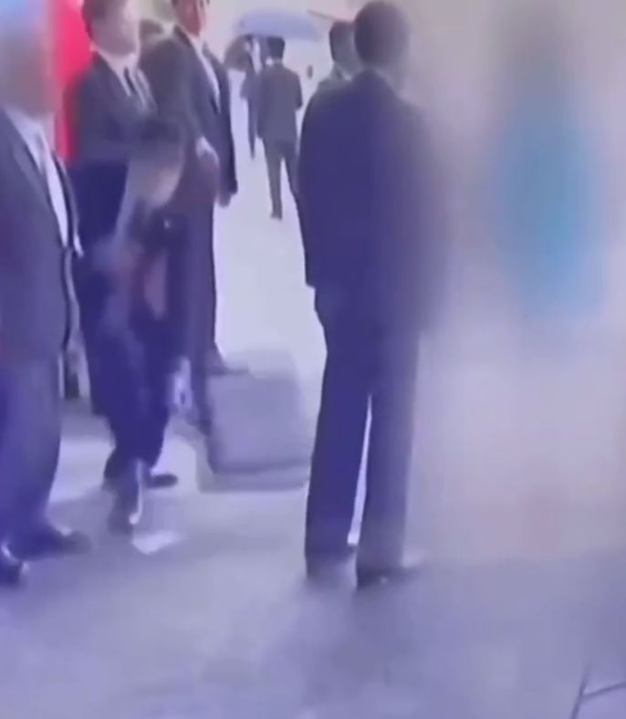 Охранник отреагировал мгновенно: момент покушения на премьера Японии Кисиду попал на видео