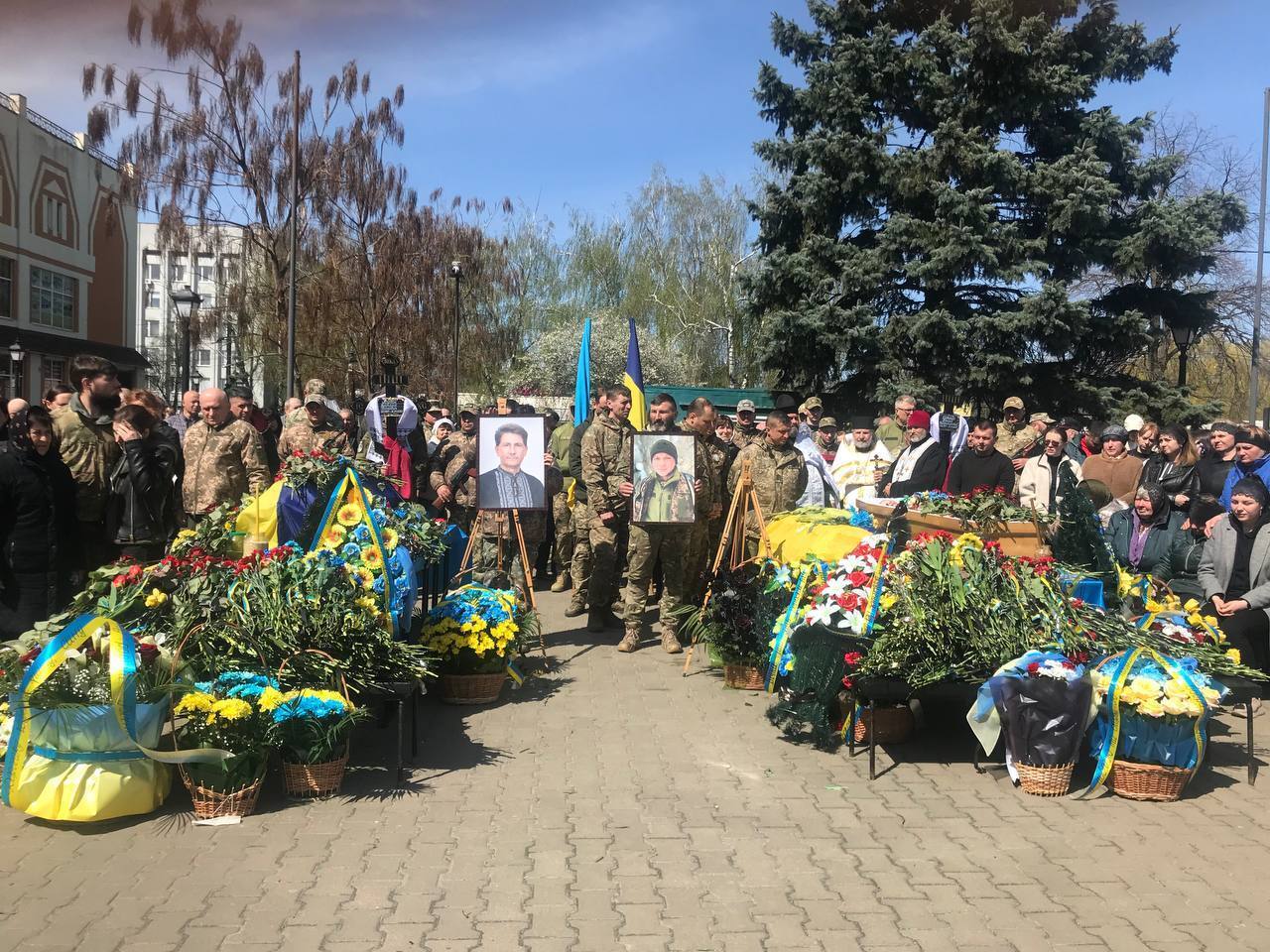 У Миргороді попрощалися з двома Героями-земляками, які загинули в один день у боях за Україну. Фото