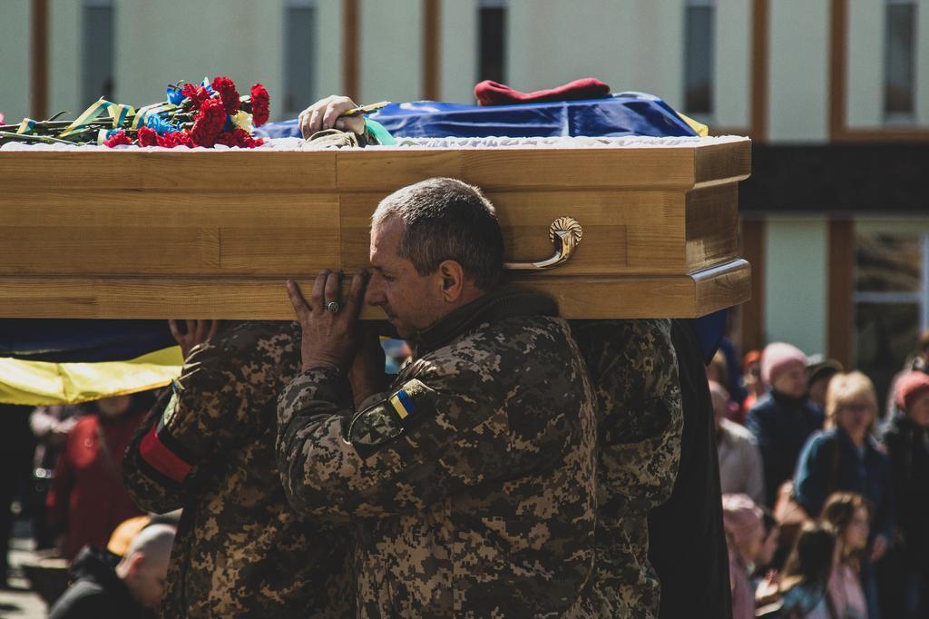 В Миргороде простились с двумя Героями-земляками, погибшими в один день в боях за Украину. Фото