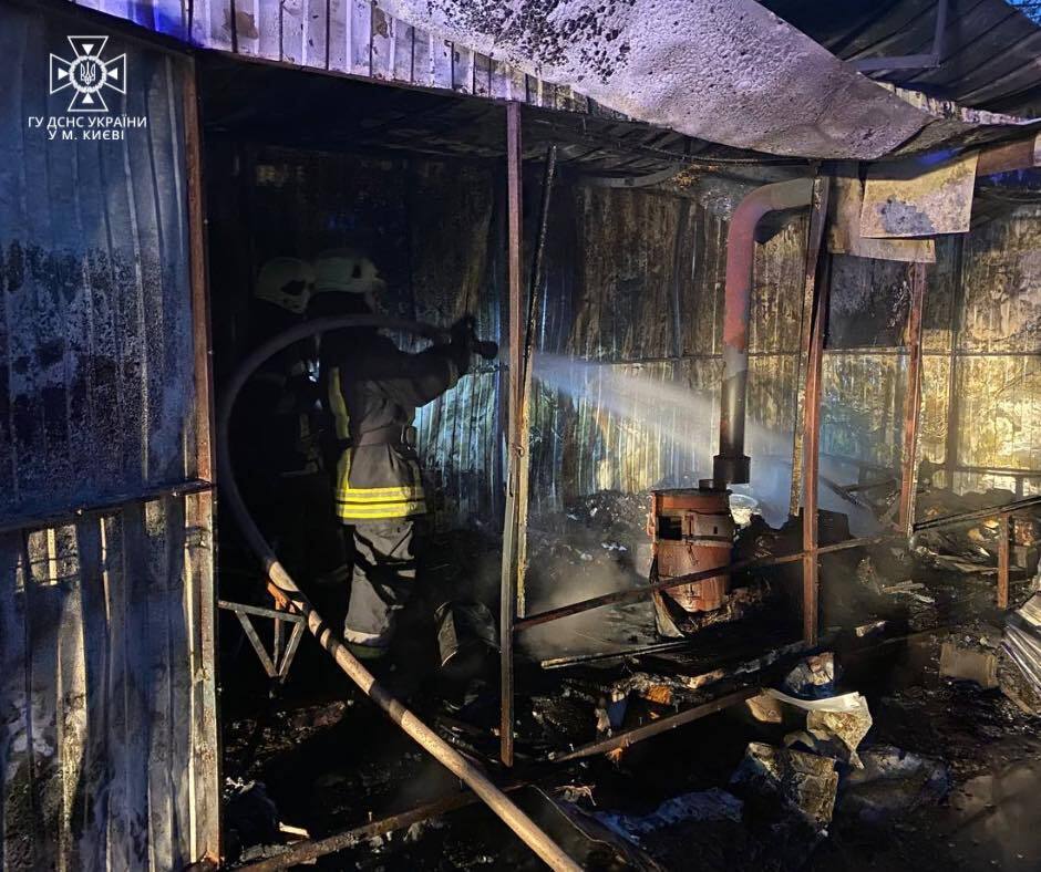 У Києві під час пожежі в металевому вагончику загинуло двоє осіб. Фото