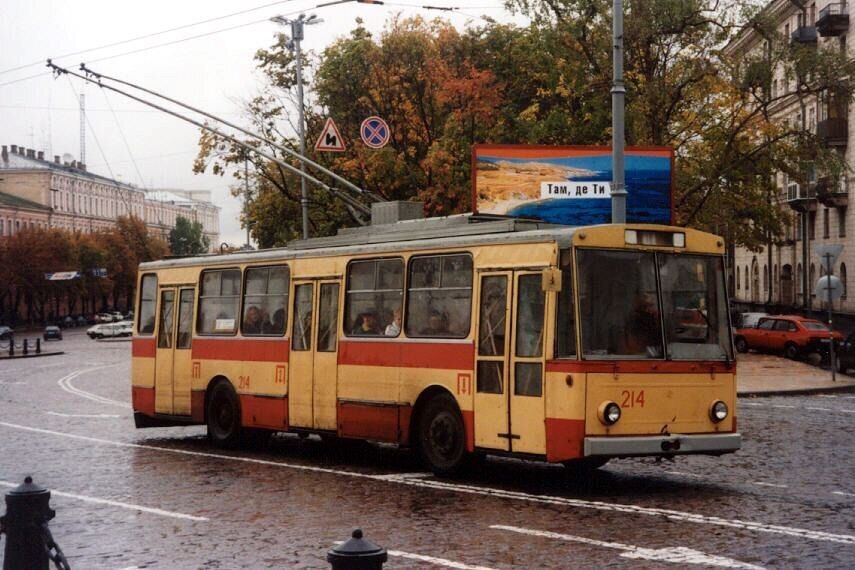 В сети напомнили, на каких троллейбусах ездили киевляне в 1990-х годах. Фото