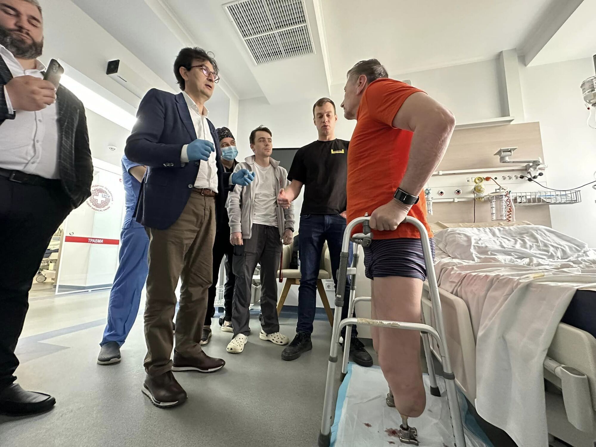 В Україні вперше імплантували протез в кістку пацієнта: лікарі обіцяють, що військовий зможе ходити вже за пів року. Фото 
