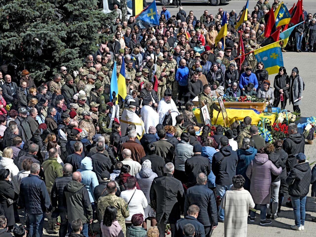 В Миргороде простились с двумя Героями-земляками, погибшими в один день в боях за Украину. Фото