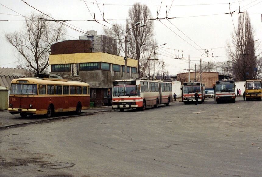 В сети напомнили, на каких троллейбусах ездили киевляне в 1990-х годах. Фото