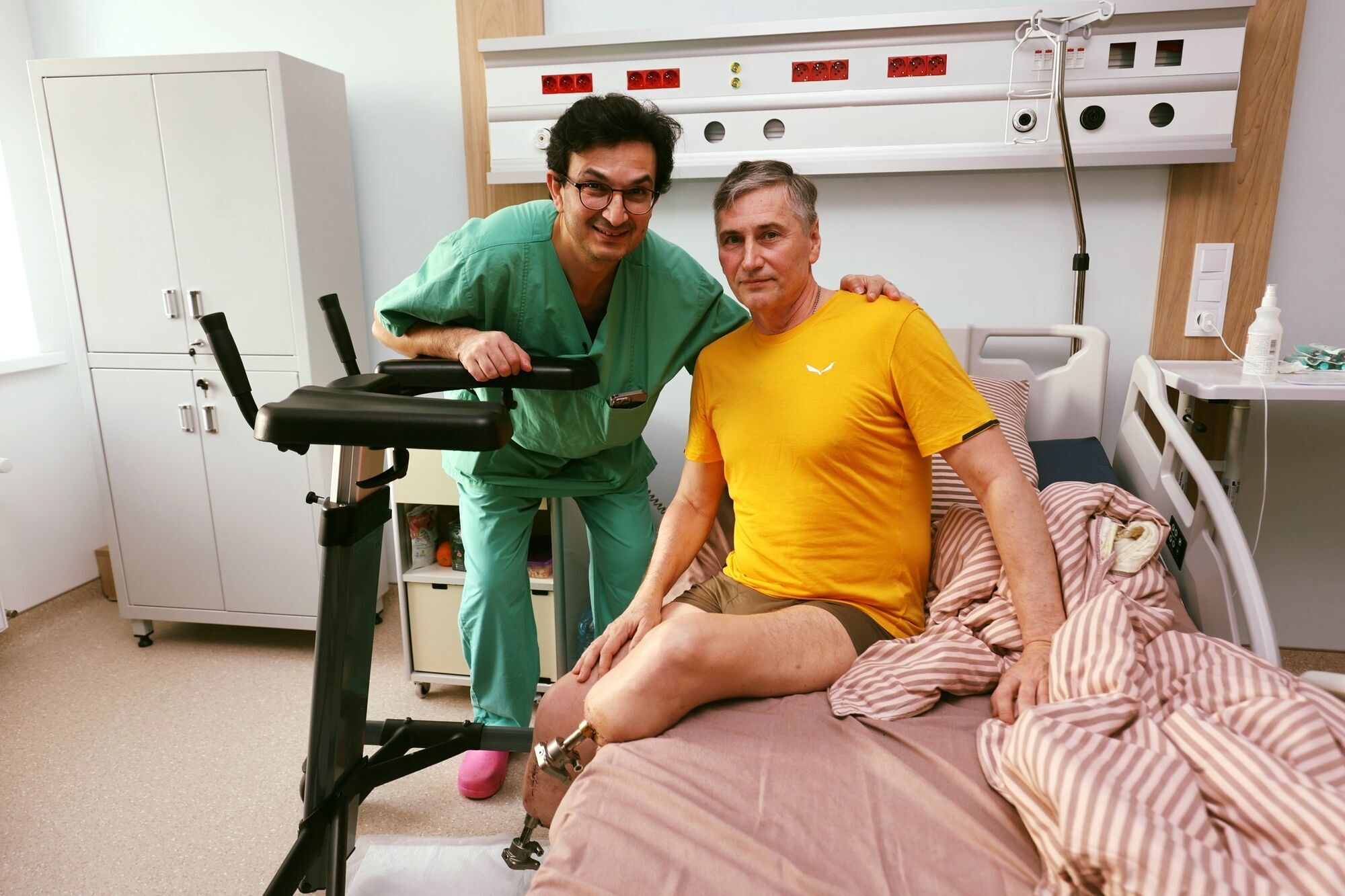 В Украине впервые имплантировали протез в кость пациента: врачи обещают, что военный сможет ходить уже через полгода. Фото