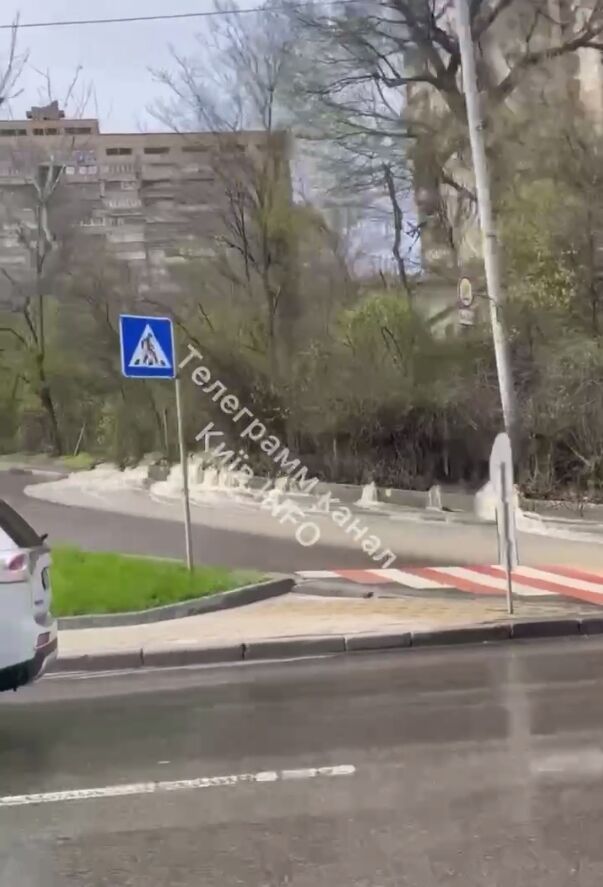 У Києві через прорив труби бульвар Міхновського знову перетворився на річку. Відео