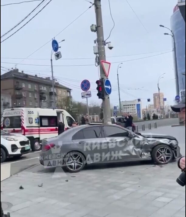 У Києві біля ТРЦ "Гулівер" Mercedes, після зіткнення з КІА, відкинуло на пішохідну зону. Відео