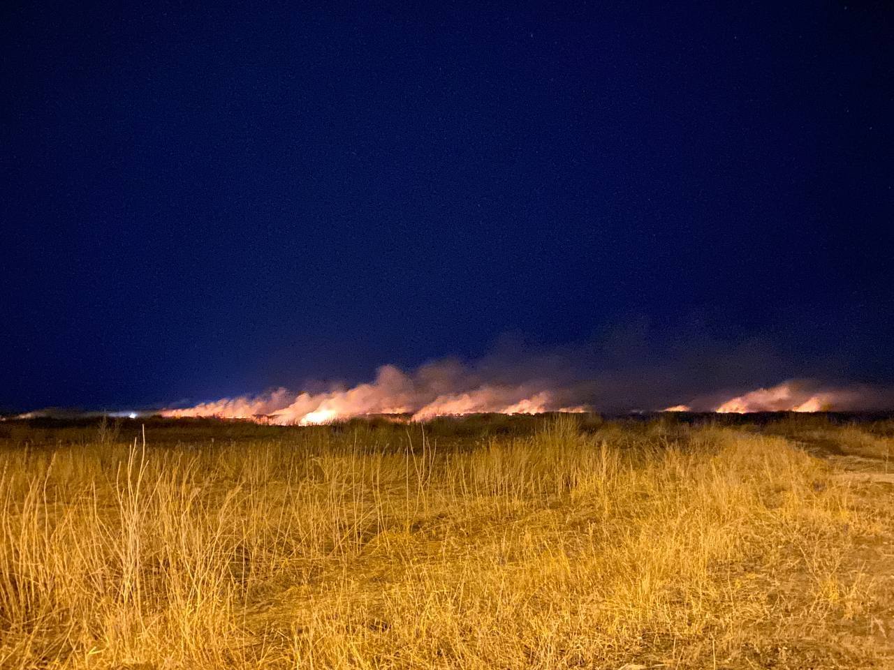 Під Тюменню спалахнула масштабна пожежа: вогонь майже дістався міста. Фото і відео