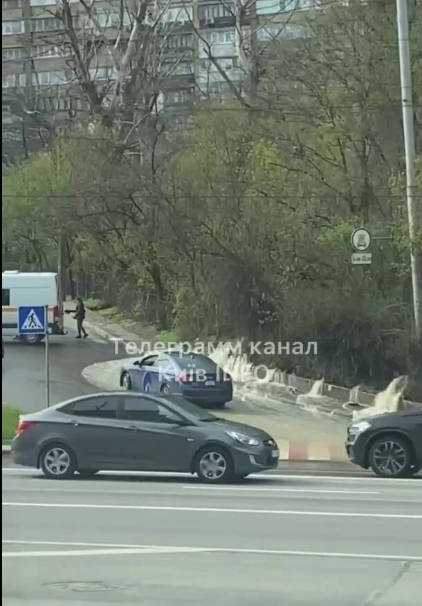 В Киеве из-за прорыва трубы бульвар Михновского снова превратился в реку. Видео