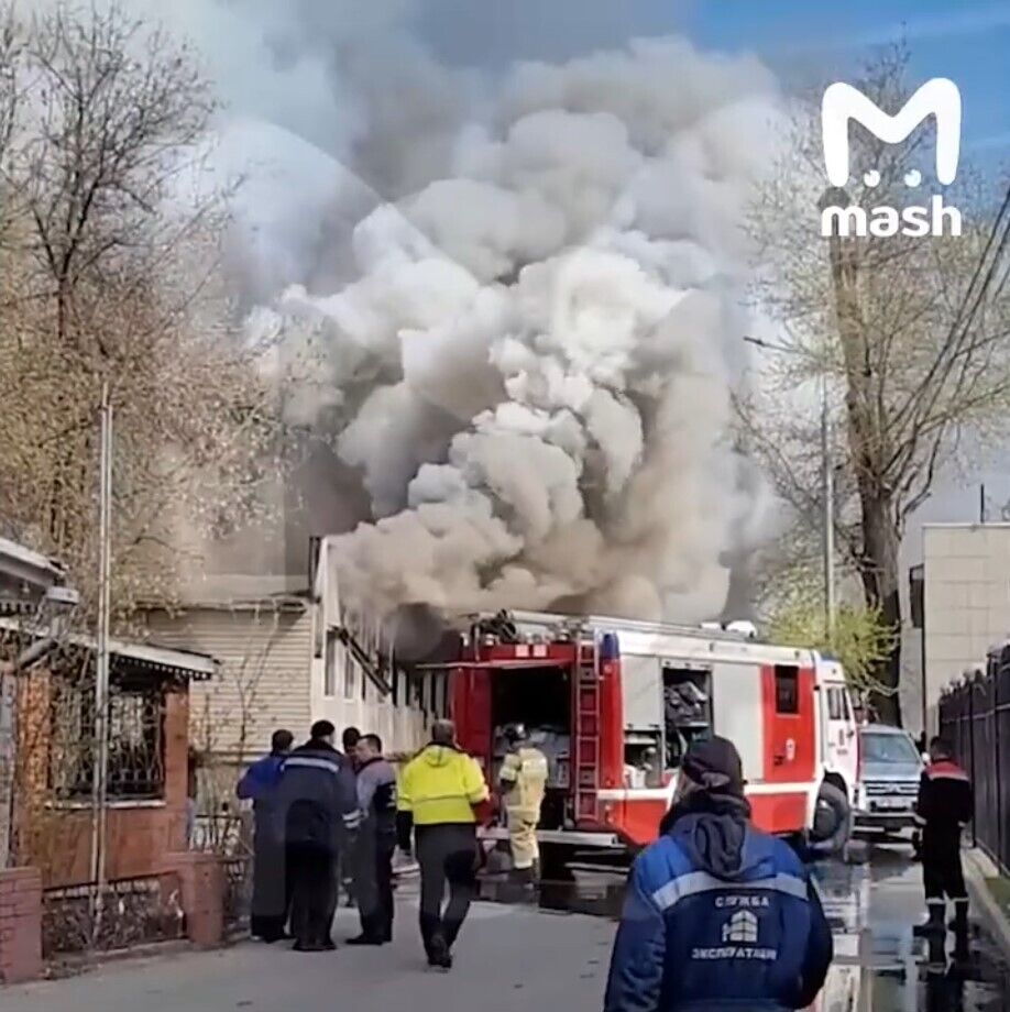 В Москве вспыхнул мощный пожар в районе ТЭЦ, поднялся столб дыма. Видео