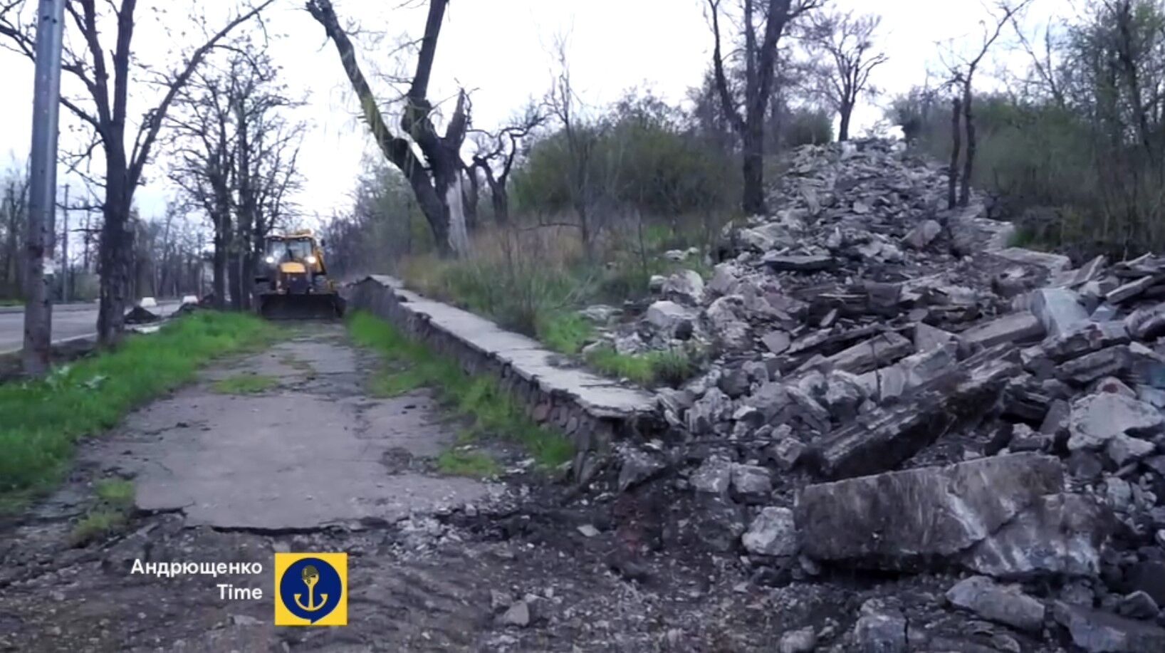 Мертві дельфіни та іржаві потяги: в мережі одним відео з Маріуполя показали, що принесли окупанти. Відео