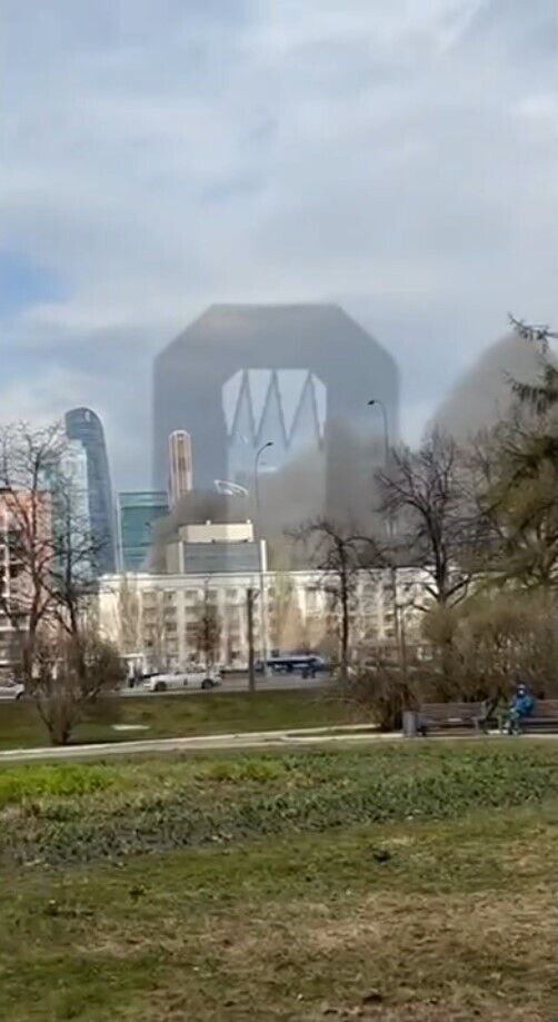 У Москві спалахнула потужна пожежа в районі ТЕЦ, піднявся стовп диму. Відео