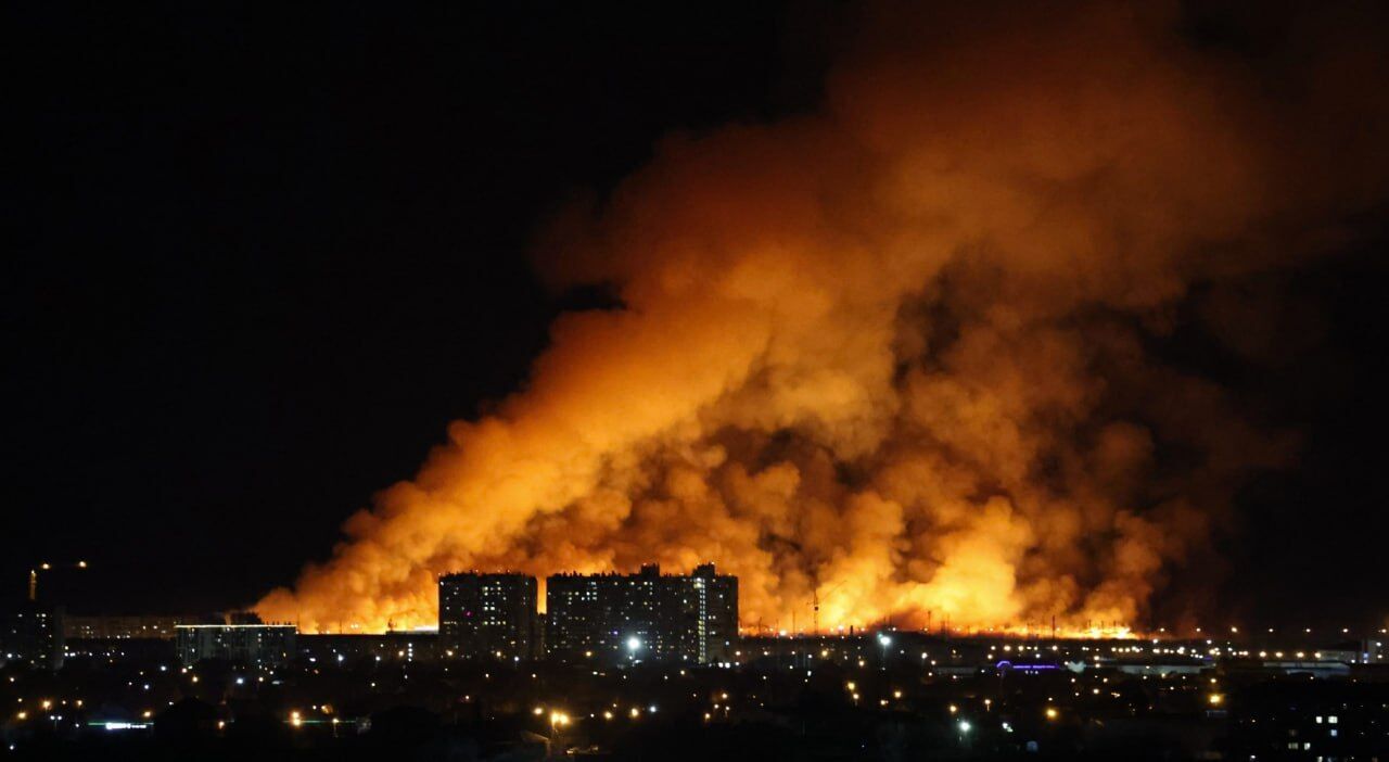 Под Тюменью вспыхнул масштабный пожар: огонь почти добрался до города. Фото и видео